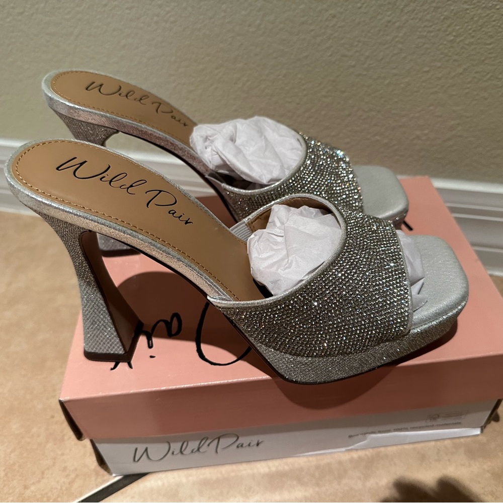 WILD PAIR RASHELEF SILVER BLG sandal. Size 9 M